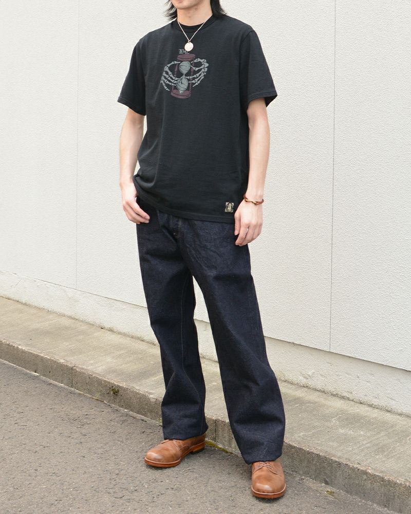ドライな質感のTシャツとワークライクなジーンズのコーデ